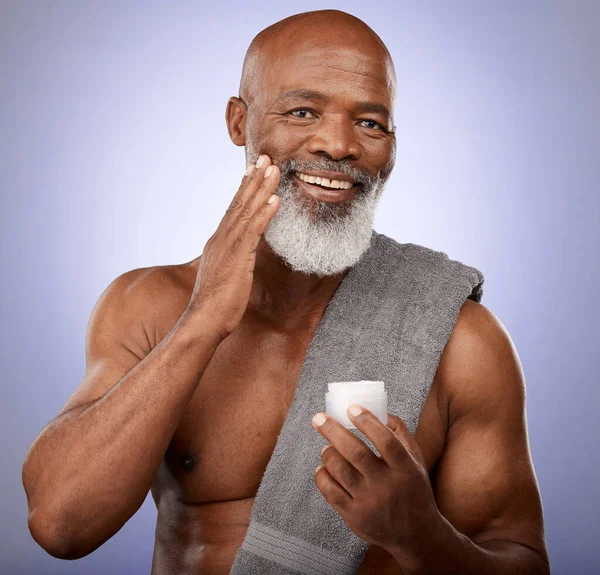 Skincare Κρέμα Ομορφιάς Και Μαύρο Πορτρέτο Στούντιο Άνθρωπος Μια Πετσέτα — Φωτογραφία Αρχείου