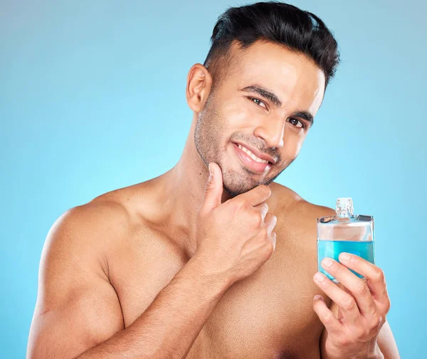 美容美发 化妆品和男人与科隆在工作室蓝色背景的健康 自我照顾和奢侈 带有香水 香水和香味的瘦身 仪容和印度男模 — 图库照片