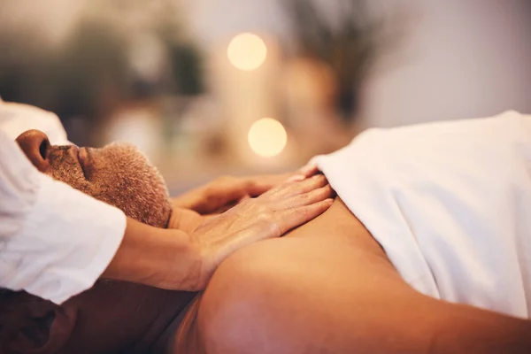 Massage Spa Och Terapeuter Händer Med Mannen Klient Lyx Zen — Stockfoto