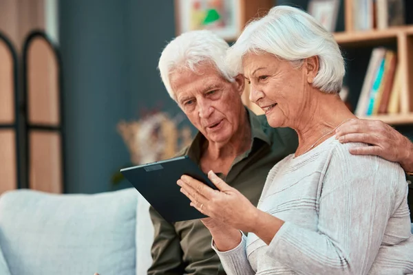 Alte Paare Und Tablets Mit Älteren Menschen Die Online Surfen — Stockfoto