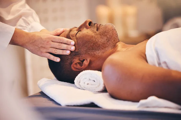 Händer Huvud Och Massage Med Man Ett Spa Säng Eller — Stockfoto