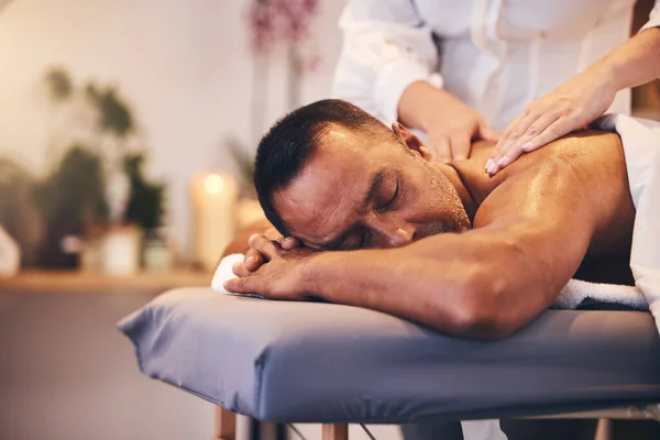 睡眠按摩 温泉疗法和男人与豪华护理 酒店的健康和肌肉放松与按摩治疗师的手 Zen Hospitality Sleeping Treatment Person Salon Holiday — 图库照片