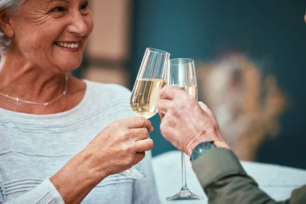 Seniorenpaar Champagne Toast Het Restaurant Plezier Hebben Een Band Liefde — Stockfoto