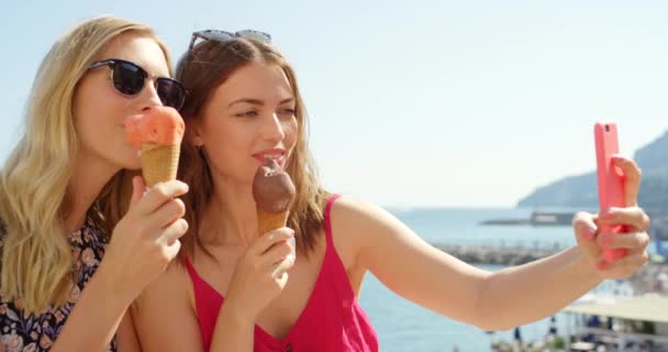 Mujeres Amigas Selfies Helados Con Sonrisa Playa Vacaciones Con Gafas — Vídeo de stock