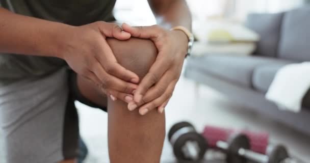 健康和黑人男子膝盖疼痛后 在家锻炼或训练事故 室内客厅运动后运动 健康及男性按摩腿受伤 纤维肌痛或肌肉紧张 — 图库视频影像