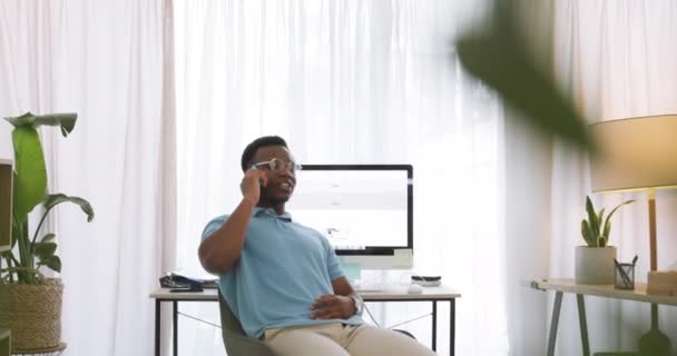 Бизнесмен Расслабиться Телефонный Звонок Домашнем Офисе Творческой Студии Веб Дизайн — стоковое видео