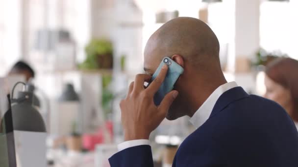 Telefon Görüşmesi Hayal Kırıklığı Adamıyla Ilgili Haberler Pazarlık Anlaşmaları Kafası — Stok video