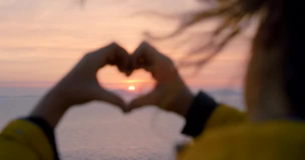 Oceán Západ Slunce Srdce Ruce Znamení Žena Větrem Vlasech Cestách — Stock video
