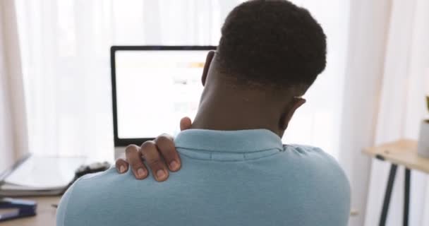 Czarny Człowiek Ból Barku Stres Pracujący Komputerze Zdalnej Pracy Przepracowany — Wideo stockowe