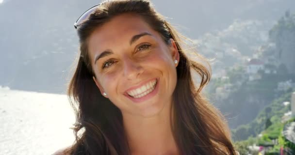 Portret Szczęśliwy Uśmiech Kobietą Wakacjach Łonie Natury Morzem Górą Lub — Wideo stockowe