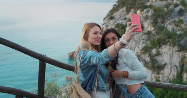 Amigos Selfies Mujeres Vacaciones Viajes Océano Sonrisa Para Imagen Con — Vídeo de stock