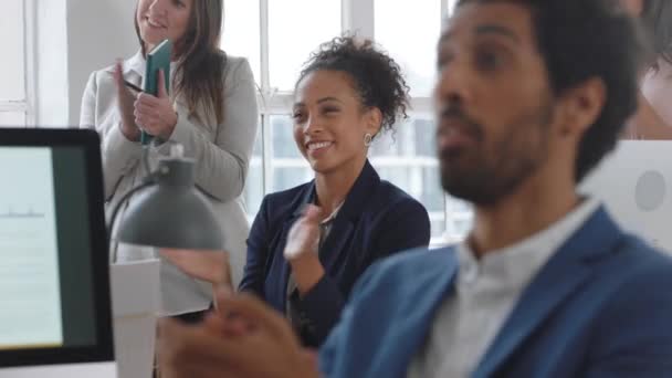 Ofisteki Bir Ekiple Toplantıda Kadını Bir Siyahi Kadınla Alkış Mutluluk — Stok video