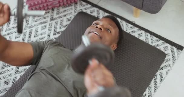 Fitness Hantle Trening Czarnym Mężczyzną Podłodze Salonie Trening Silne Ćwiczenia — Wideo stockowe