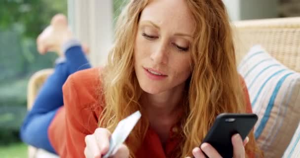 Telepon Kartu Kredit Dan Wanita Dengan Pembelian Atau Pembayaran Menggunakan — Stok Video