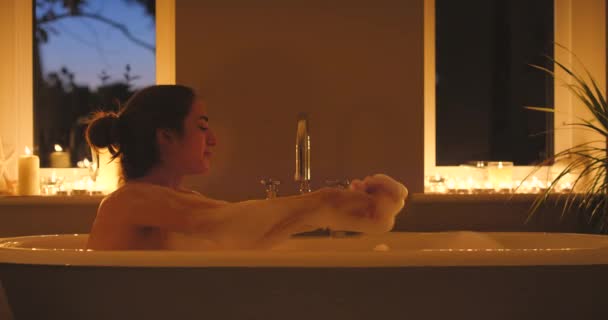 Kadın Rahatla Banyoda Vücudu Temizle Mumlar Zen Ile Güzellik Sağlık — Stok video