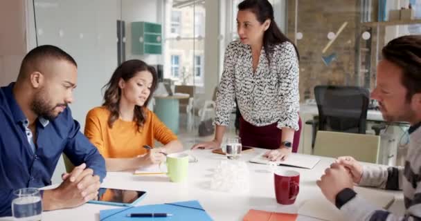 Kreativt Team Kuppelmodell Forretningsfolk Som Planlegger Innovative Designideer Samarbeid Falsk – stockvideo