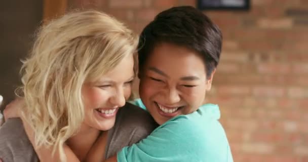 Couple Lgbtq Lesbienne Câlins Baiser Amour Maison Interracial Partenaire Avec — Video