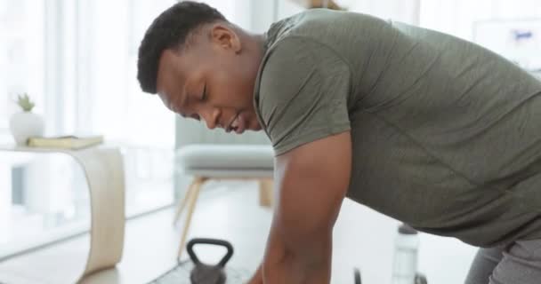 Entrenador Fitness Transmisión Ejercicio Hombre Negro Casa Sala Estar Con — Vídeo de stock