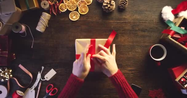 Opakowanie Ręce Boże Narodzenie Obecny Kobietą Wstążką Wokół Pudełka Powyżej — Wideo stockowe