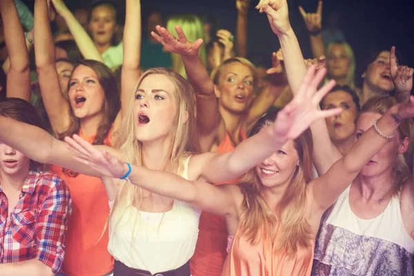 음악회 나이트 클럽에서 여성이나 청중들 디스코 방식으로 축하하는 사람들의 젊은이의 — 스톡 사진