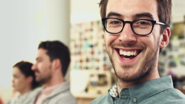 Retrato Feliz Rindo Com Homem Negócios Usando Óculos Uma Reunião — Vídeo de Stock