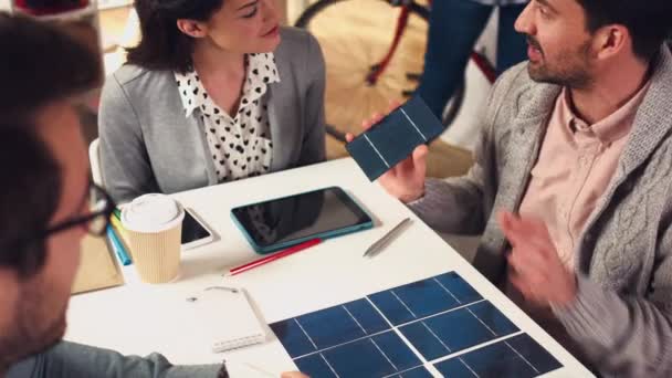 Panele Słoneczne Przedsiębiorcy Spotkania Temat Propozycji Energii Odnawialnej Boiska Inżynieryjnego — Wideo stockowe
