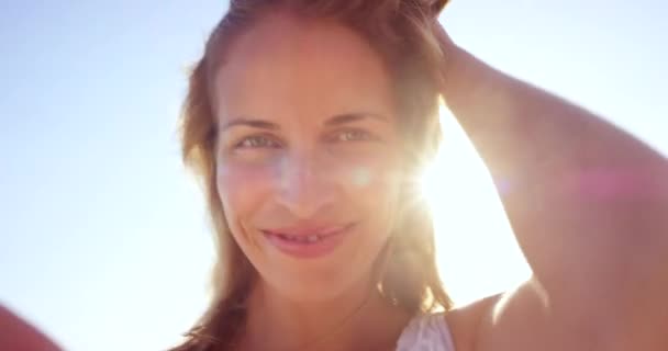 Kobieta Plaży Uśmiechem Twarzą Przygoda Szczęście Błękitnym Niebem Piaskiem Plażowym — Wideo stockowe