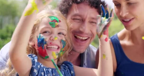 Kreatywność Malarstwo Rodzinna Zabawa Świeżym Powietrzu Matką Tatą Dziewczyną Zadowoloną — Wideo stockowe