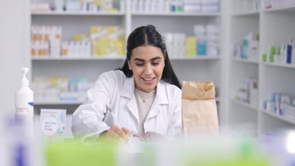 Фармацевт Аптека Працівниця Аптеки Збирає Замовлення Лікування Клієнтів Щаслива Людина — стокове відео