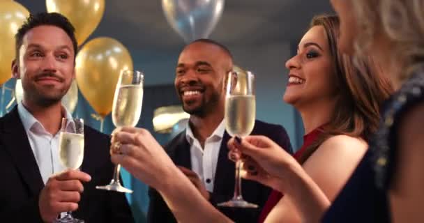 Друзья Тост Шампанское Вечеринка Разнообразием Улыбка Счастье Ночи Воздушными Шарами — стоковое видео