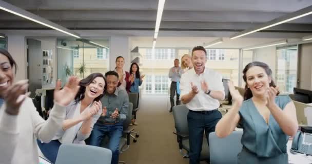 Fröhlich Klatschende Und Feiernde Firmenmitarbeiter Applaudieren Für Den Unternehmenserfolg Business — Stockvideo