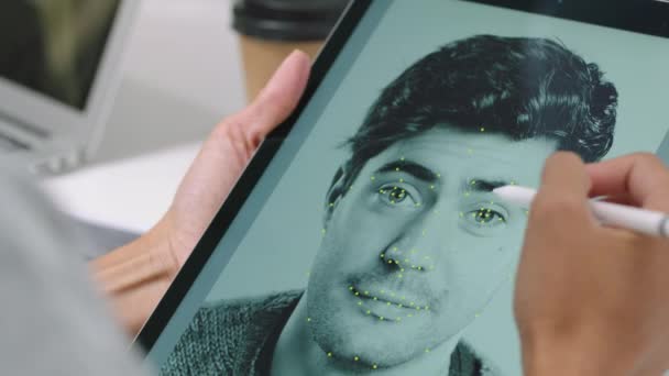 Projektant Graficzny Redaktor Tablet Rękami Profesjonalnego Twórcy Pracującego Nad Portretem — Wideo stockowe