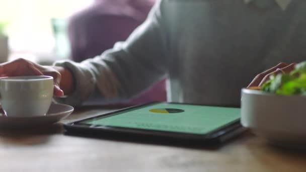 Vrouw Tablet Werk Afstand Café Voor Grafiek Grafiek Informatie App — Stockvideo