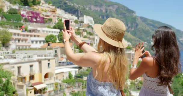 旅行の場所 イタリアの夏休みやソーシャルメディアアプリ ブログやライブストリーミングでの休暇中の女性 結合や携帯電話の写真 幸せな笑顔 市内の観光客やモバイル画像技術を振って — ストック動画