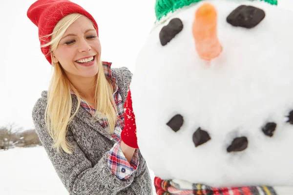 Χειμώνας Χιόνι Και Γυναίκα Χτίζουν Έναν Χιονάνθρωπο Έξω Χριστούγεννα Στην — Φωτογραφία Αρχείου