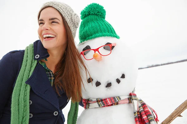 Χειμώνας Χιόνι Και Χαρούμενη Γυναίκα Αγκαλιάζουν Έναν Χιονάνθρωπο Χριστούγεννα Έξω — Φωτογραφία Αρχείου
