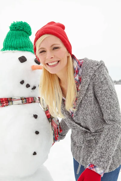 Πορτρέτο Χειμώνας Και Γυναίκα Έναν Χιονάνθρωπο Κατά Διάρκεια Των Χριστουγέννων — Φωτογραφία Αρχείου