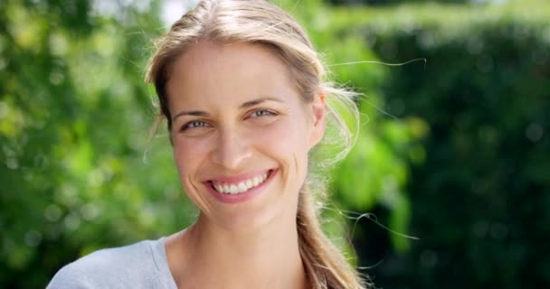 Tvář Šťastná Žena Zahradě Pro Fitness Jógu Wellness Meditací Bokeh — Stock video
