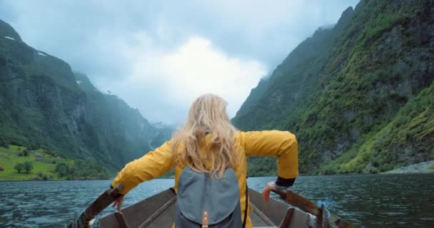 冒险和女人在夏威夷度假或旅行时划船 水和女孩在湖中划船以锻炼身体 寻欢作乐或外出度假 — 图库视频影像