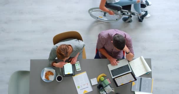 创业会议和具有数字营销 协作和团队精神的商界人士 以促进工作场所的包容性 坐在轮椅上的网站设计员工和经理妇女 — 图库视频影像