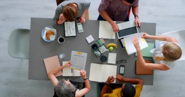 商务会议 团队合作和数字营销合作的首要观点 规划策略和与小吃一起在办公桌前工作 团队合作 头脑风暴和商业咨询小组 — 图库视频影像