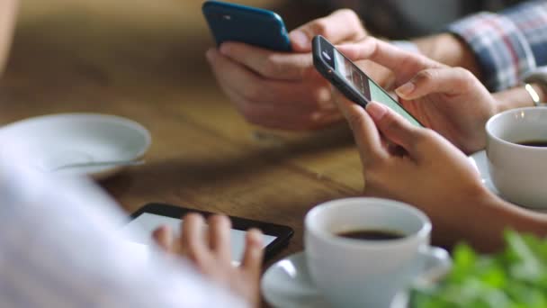 Empresarios Coffee Break Teléfono Mano Para Comunicación Redes Sociales Cloud — Vídeos de Stock