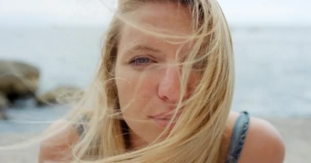 Twarz Portret Kobieta Plaży Wakacjach Wakacjach Lub Podróży Wiatrem Wiejącym — Wideo stockowe