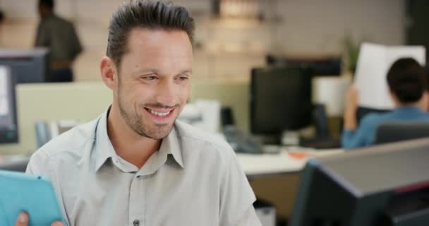 Telefone Comunicação Sorriso Com Homem Negócios Trabalhando Sua Mesa Enquanto — Vídeo de Stock