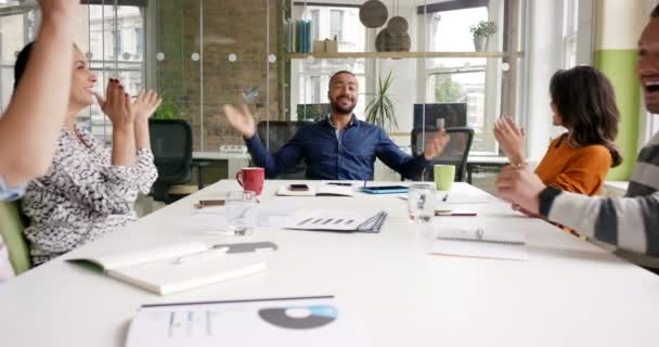 사업가들은 Kpi 성장에서 박수를 받는다 Diversity Corporate Team Clapping Hands — 비디오