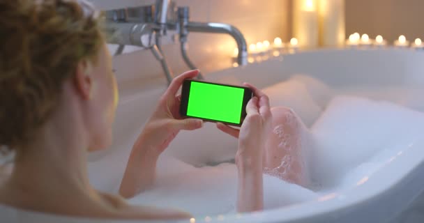 Relájate Mujer Bañera Teléfono Inteligente Pantalla Verde Para Películas Streaming — Vídeos de Stock