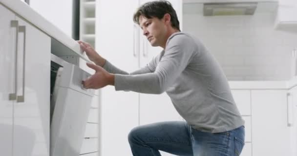 Temizlik Bavulları Boşaltma Bulaşık Makinesinden Bulaşık Yıkayan Adam Bir Evin — Stok video