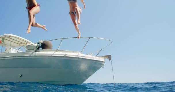 旅游和朋友们与游艇一起在意大利海滩上跳跃 享受假日游泳 探险和阳光的乐趣 男人和女人或年轻人的自由在暑假跳下船跳水 — 图库视频影像