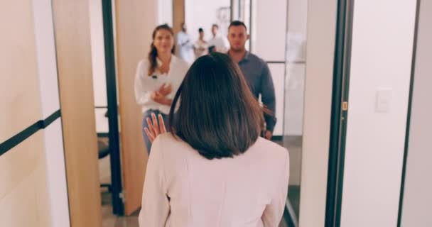 在繁忙的公司走廊里 办公室里 散步和经商的女人正在问候她的同事 在工作场所走廊与商界人士交谈的女性雇员的多样性 专业观点和背景色 — 图库视频影像
