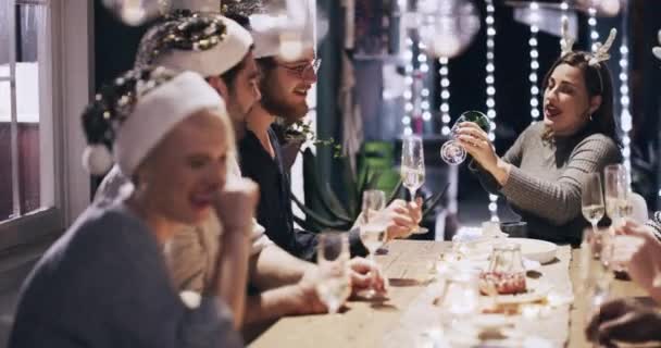 在节日宴会上 庆祝以及与家人和朋友的圣诞晚会 在有社交快乐的家庭吃饭 晚上一起喝酒 — 图库视频影像
